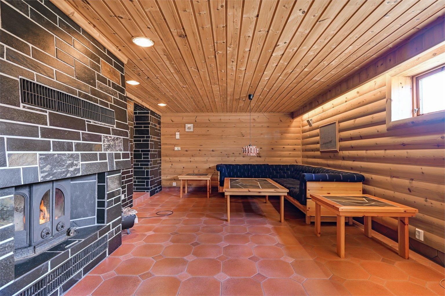 Stort, innredet rom i kjelleren med peis med innsats. Veggene er kledd med panel. (Ikke godkjent til varig opphold)