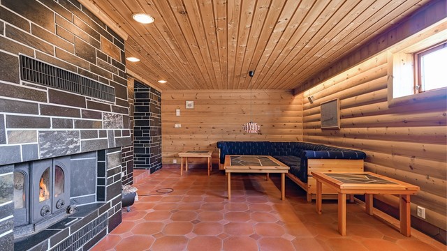 Stort, innredet rom i kjelleren med peis med innsats. Veggene er kledd med panel. (Ikke godkjent til varig opphold)