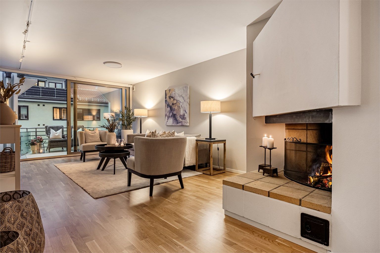 Leiligheten har en lys og romslig stue med god plass til å møblere etter eget ønske.