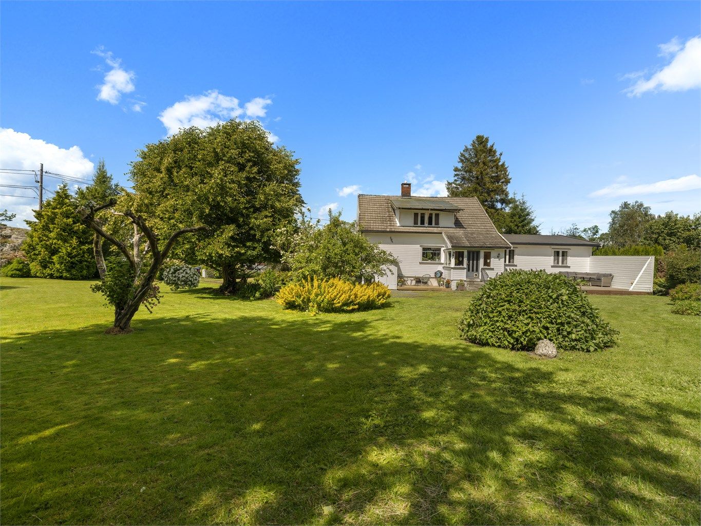 Boligen ble oppført i 1952 og har i dag et generelt behov for modernisering og oppgradering, utvendig som innvendig.