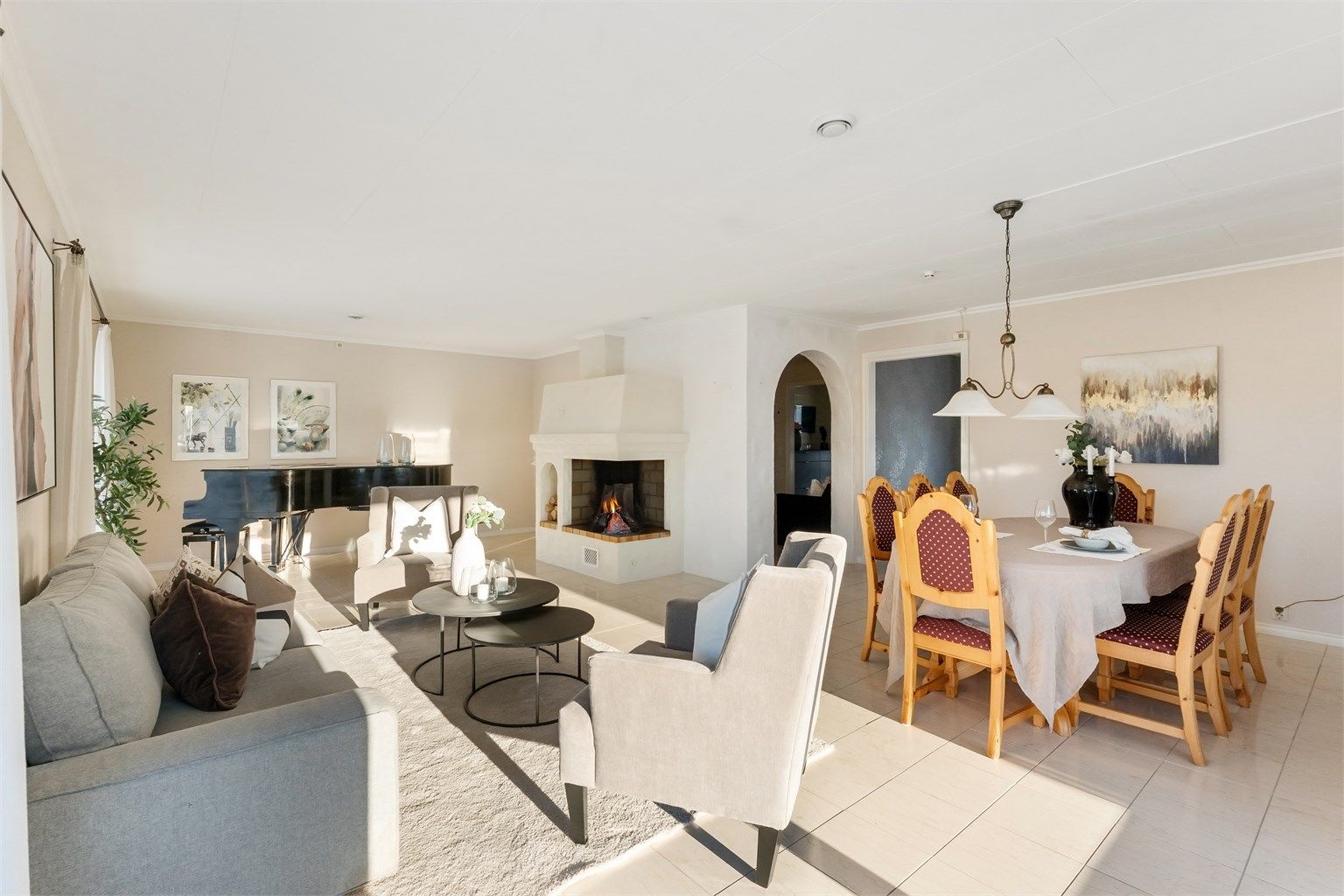 Stuen har god plass til både sofagruppe og spisebord.