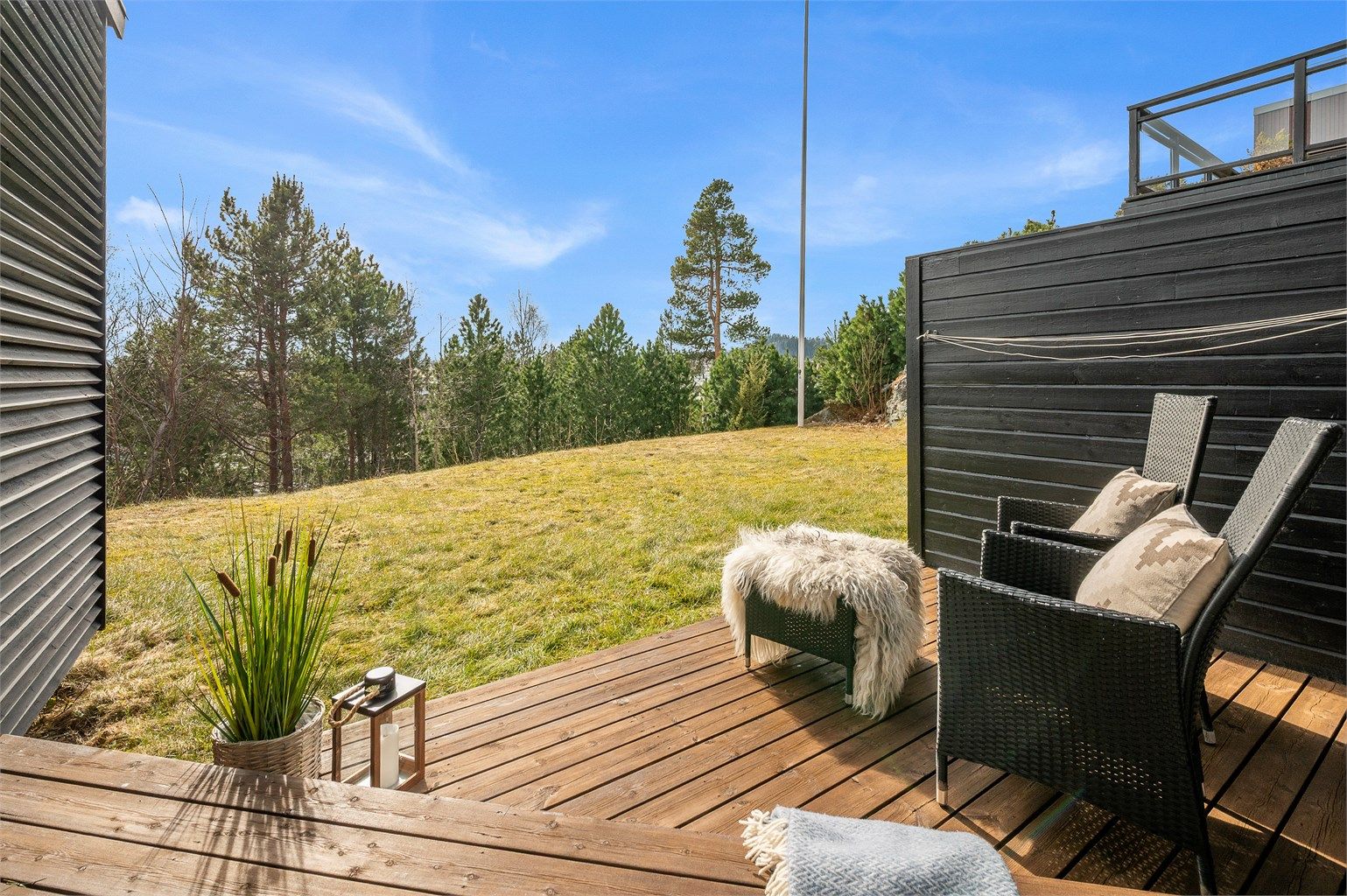 Her får du en skjermet og koselig uteplass med direkte adkomst til felles hageareal – perfekt for en rolig kaffepause i solen.