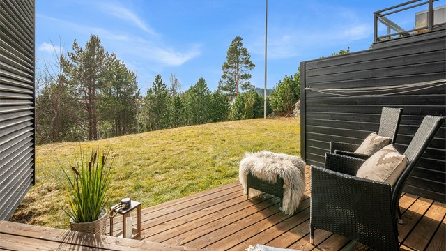 Her får du en skjermet og koselig uteplass med direkte adkomst til felles hageareal – perfekt for en rolig kaffepause i solen.