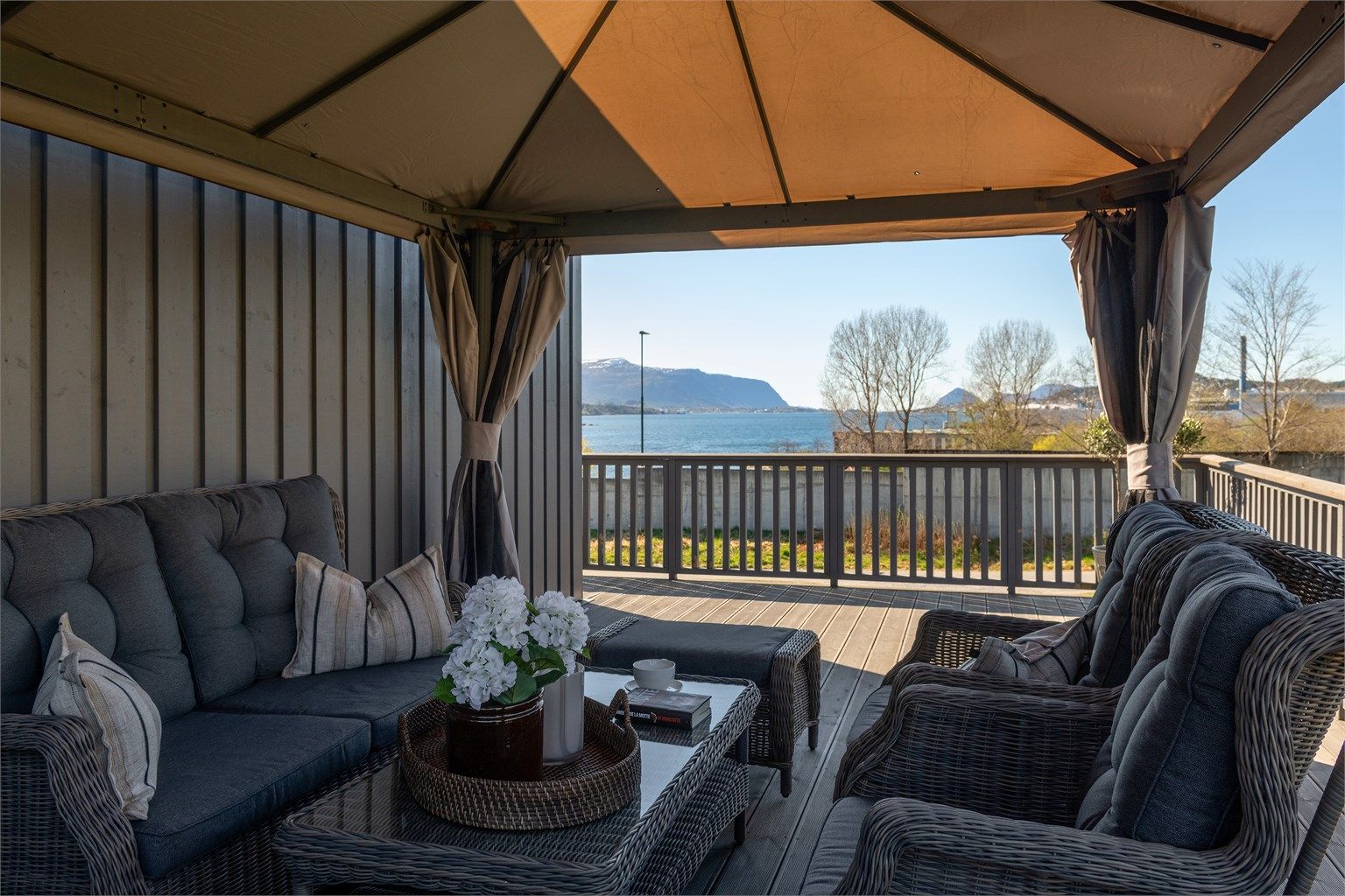 Terrassen har flott utsikt og god plass til sittegruppe