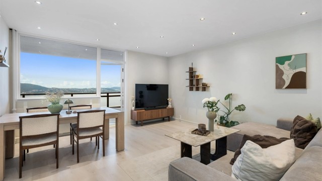 Stuen er romslig med god plass til sofagruppe og spisegruppe. Rikelig med spotter i taket for å skape ønsket stemning.