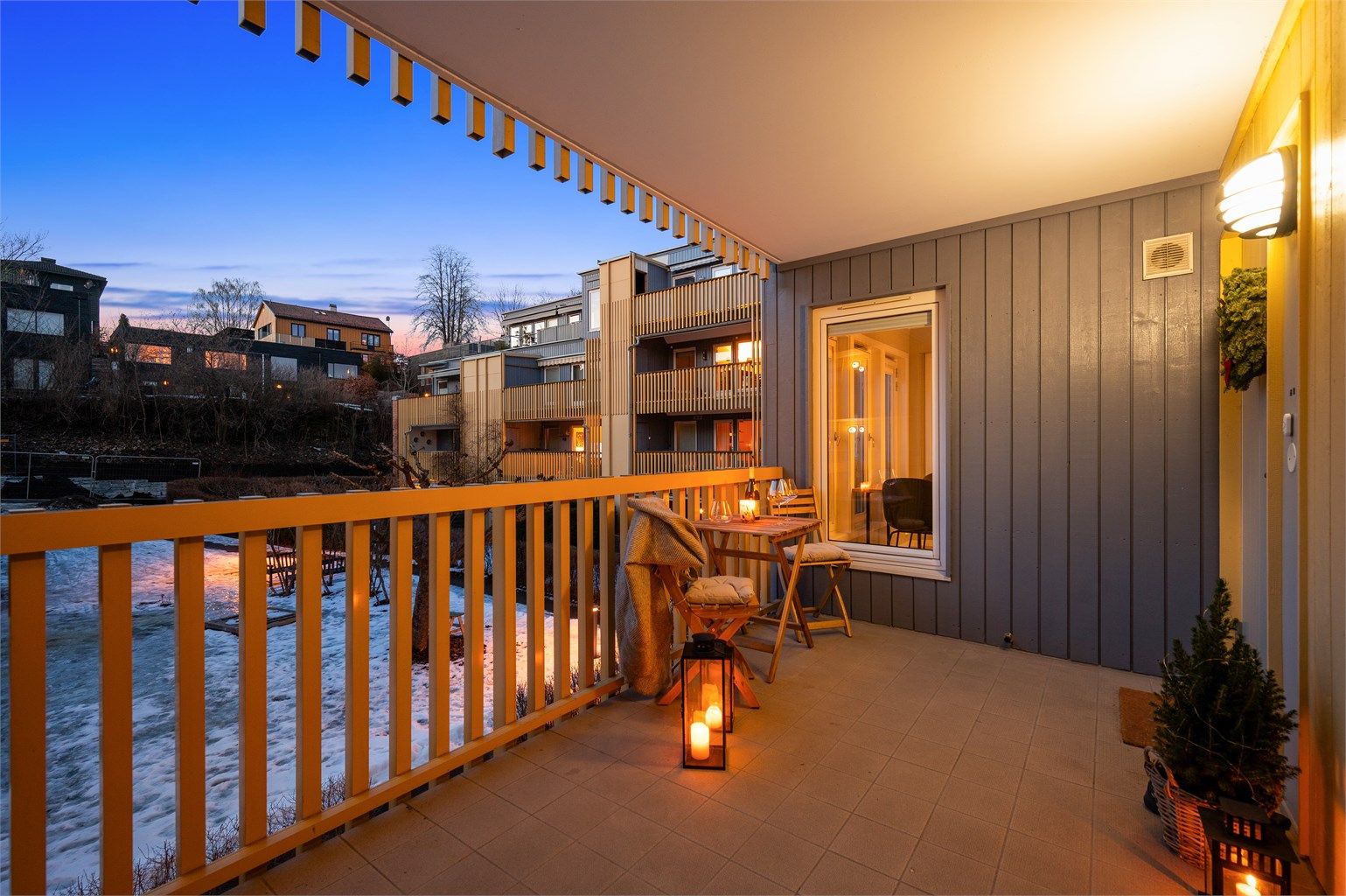 Svalgangen fungerer som en ekstra uteplass med gode solforhold på ettermiddagen.