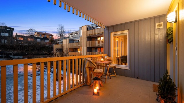 Svalgangen fungerer som en ekstra uteplass med gode solforhold på ettermiddagen.