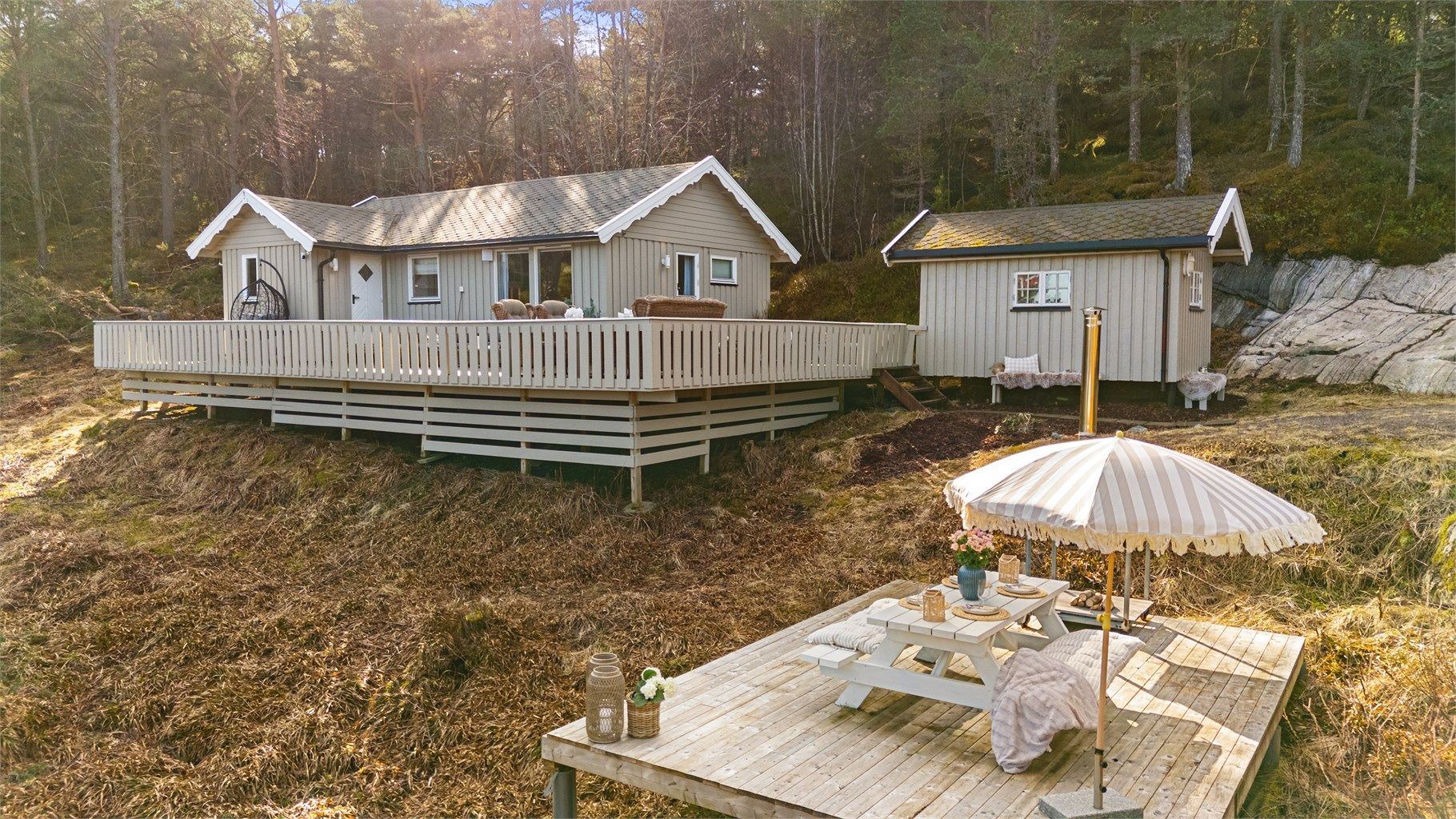 Meget pent opparbeidet naturtomt som ligger skjermet til fra naboene med grense mot skogareal. 