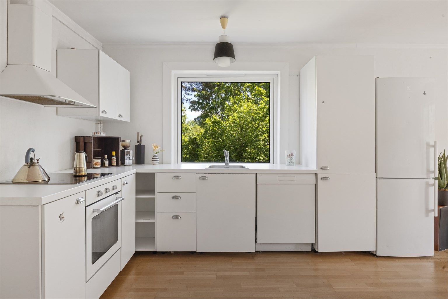 Kjøkkenet ble sist fornyet i 2019. Utstyrt med integrert platetopp, komfyr og oppvaskmaskin. Frittstående kjøleskap med fryser. Vaskemaskin i benk