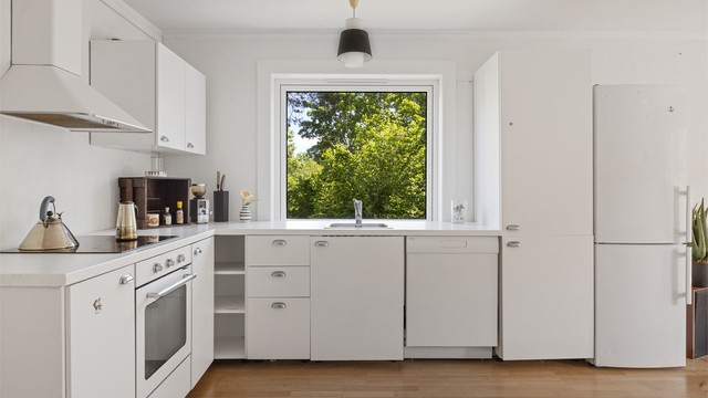 Kjøkkenet ble sist fornyet i 2019. Utstyrt med integrert platetopp, komfyr og oppvaskmaskin. Frittstående kjøleskap med fryser. Vaskemaskin i benk
