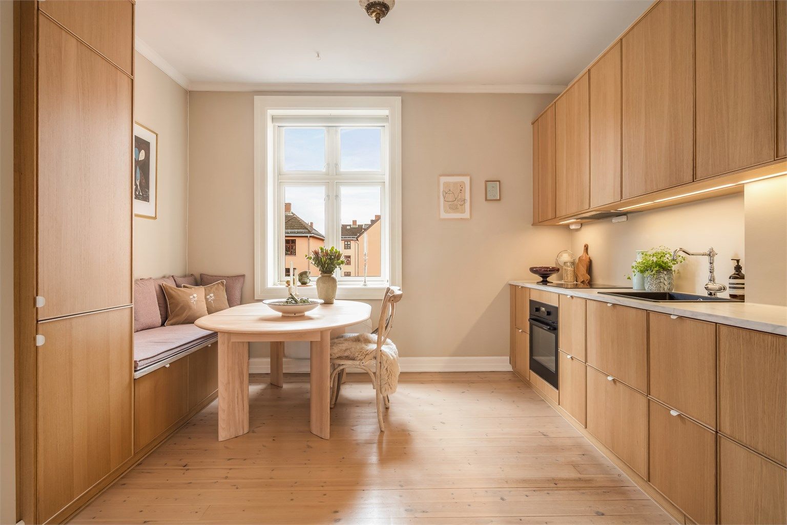 En lys og sjarmerende 2-roms andelsleilighet med en smart planløsning liggende i en klassisk bygård på fantastiske Sagene. Foto: Martine Eren Studio