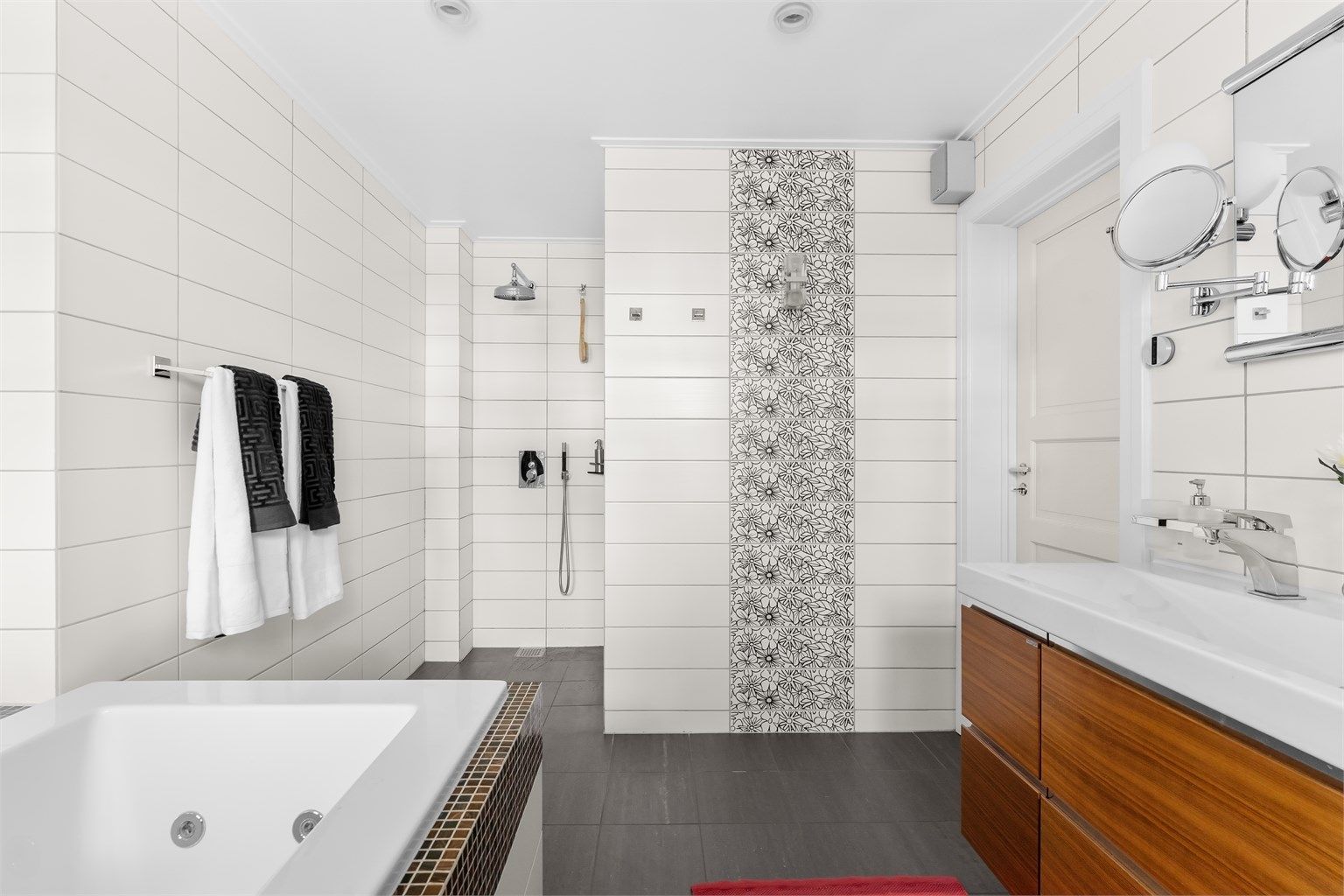 Badet har både badekar og dusj