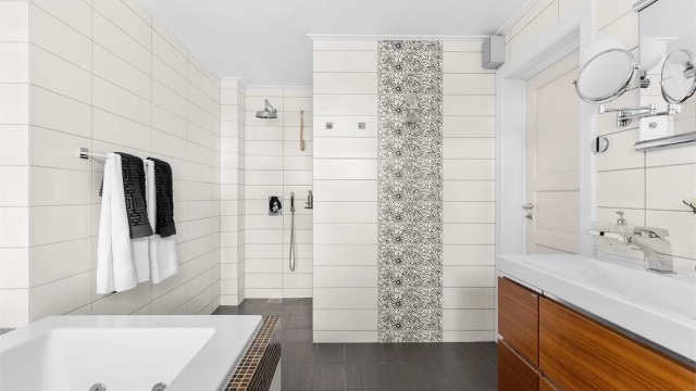 Badet har både badekar og dusj