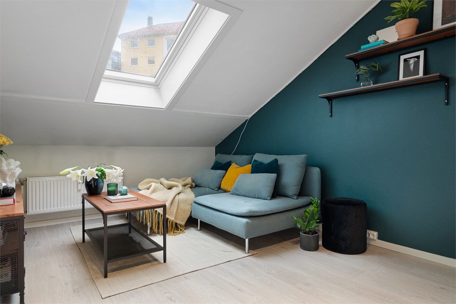 - Innredet med en radiatorovn som varmer godt på kalde dager -