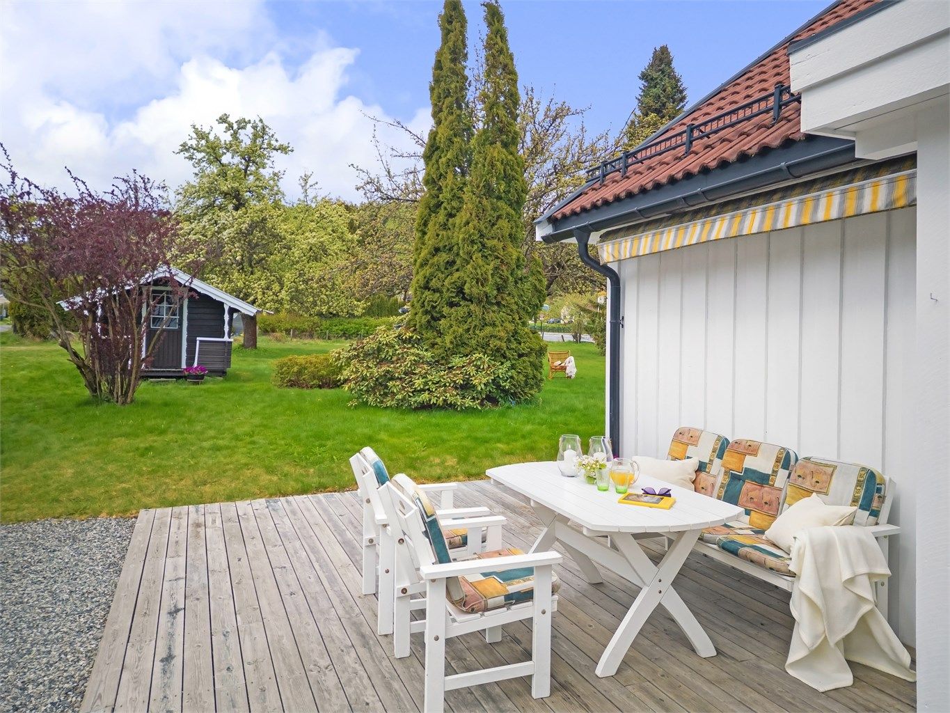 Lekestuen i hagen (står på tomten som følger med i salget) 