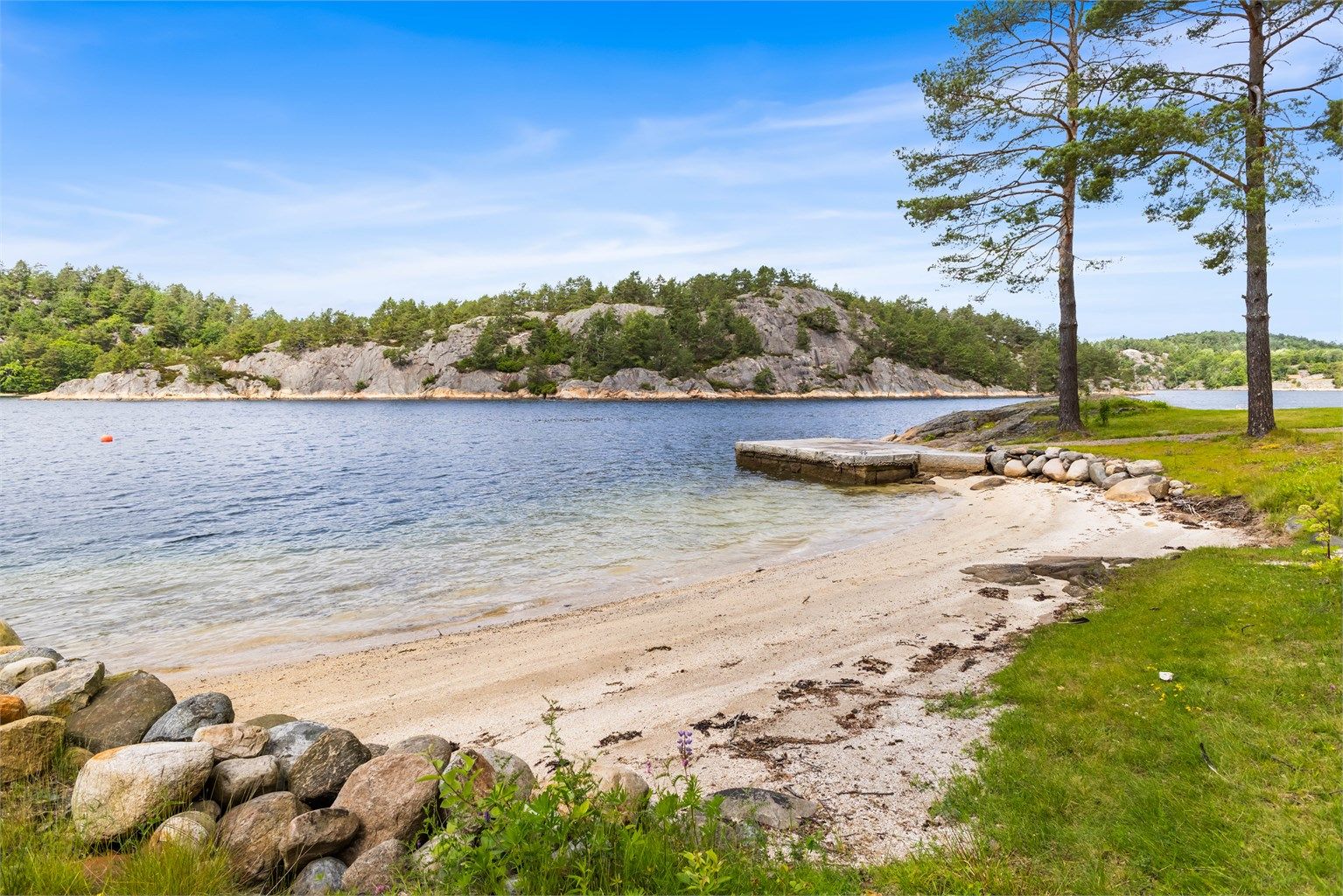 Fin privat sandstrand rett utenfor døren