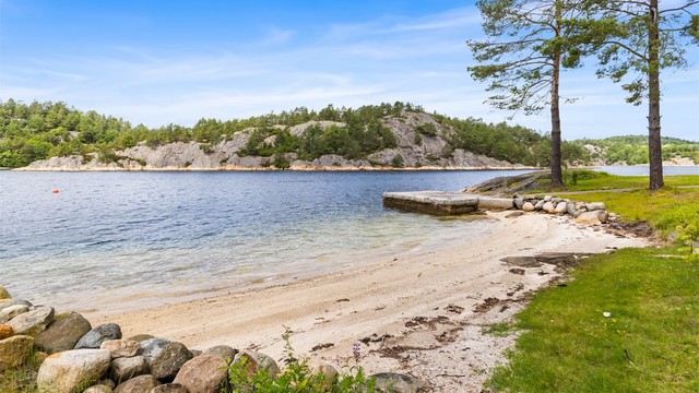 Fin privat sandstrand rett utenfor døren