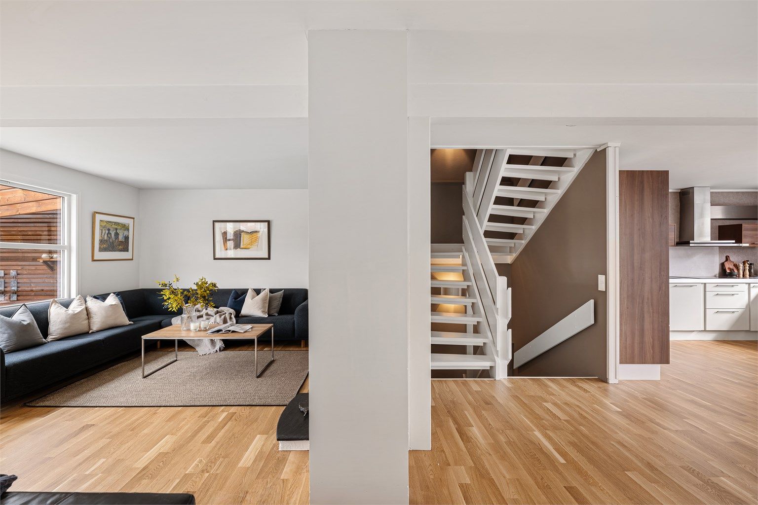 Ny parkett i stue og kjøkken.