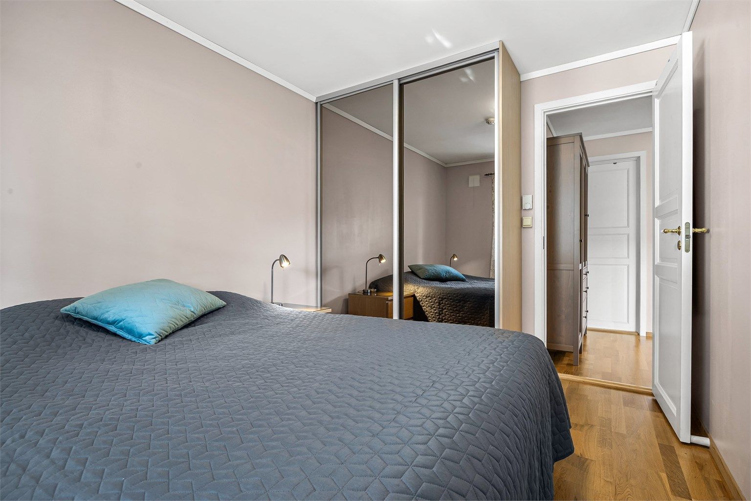 Hovedsoverommet har en skyvedørsgarderobe fra ca. 2014 med speilfronter.