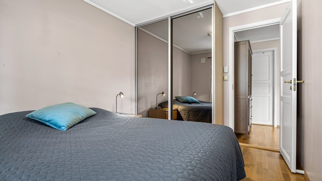 Hovedsoverommet har en skyvedørsgarderobe fra ca. 2014 med speilfronter.