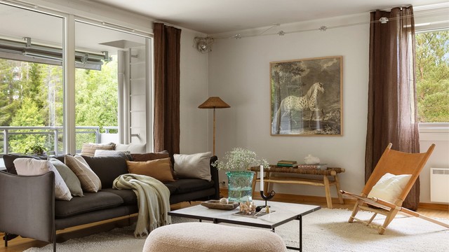 Store vindusflater rammer inn det grønne utsynet og slipper inn godt med naturlig lys.