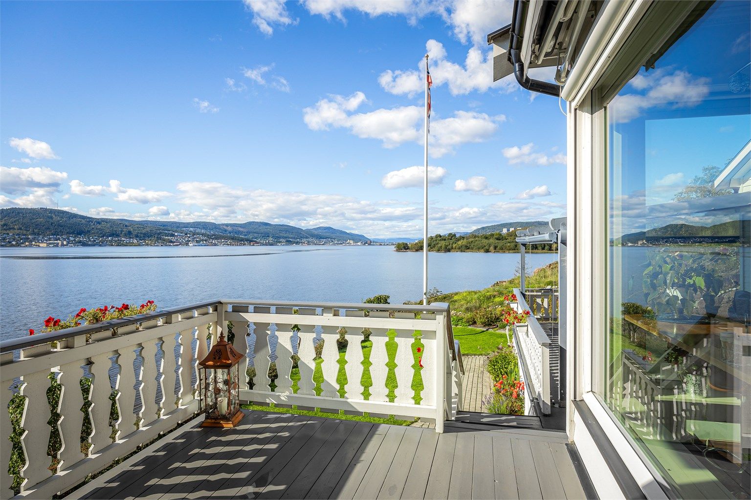 Fra terrassen er det trapp ned til hagen og videre mot fjorden.