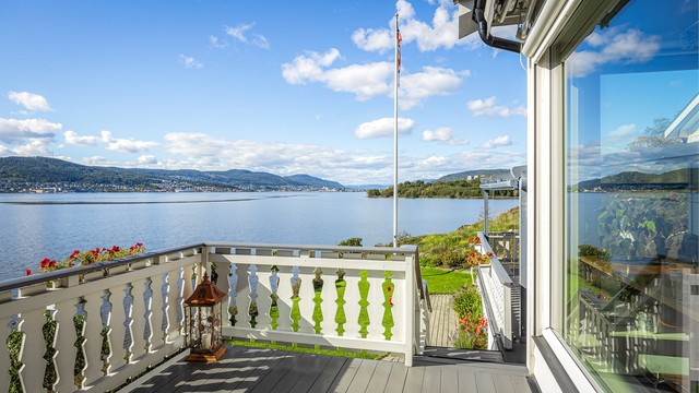 Fra terrassen er det trapp ned til hagen og videre mot fjorden.