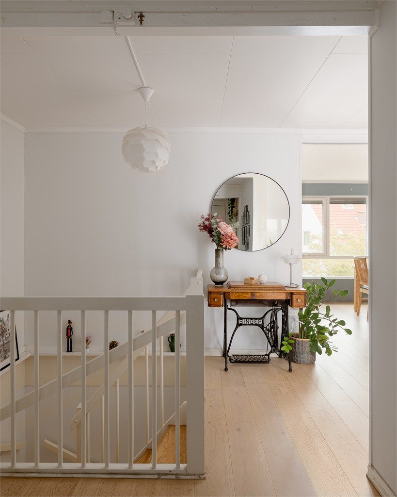 Ned trappen fra 1. etasje kommer du til underetasjen. 