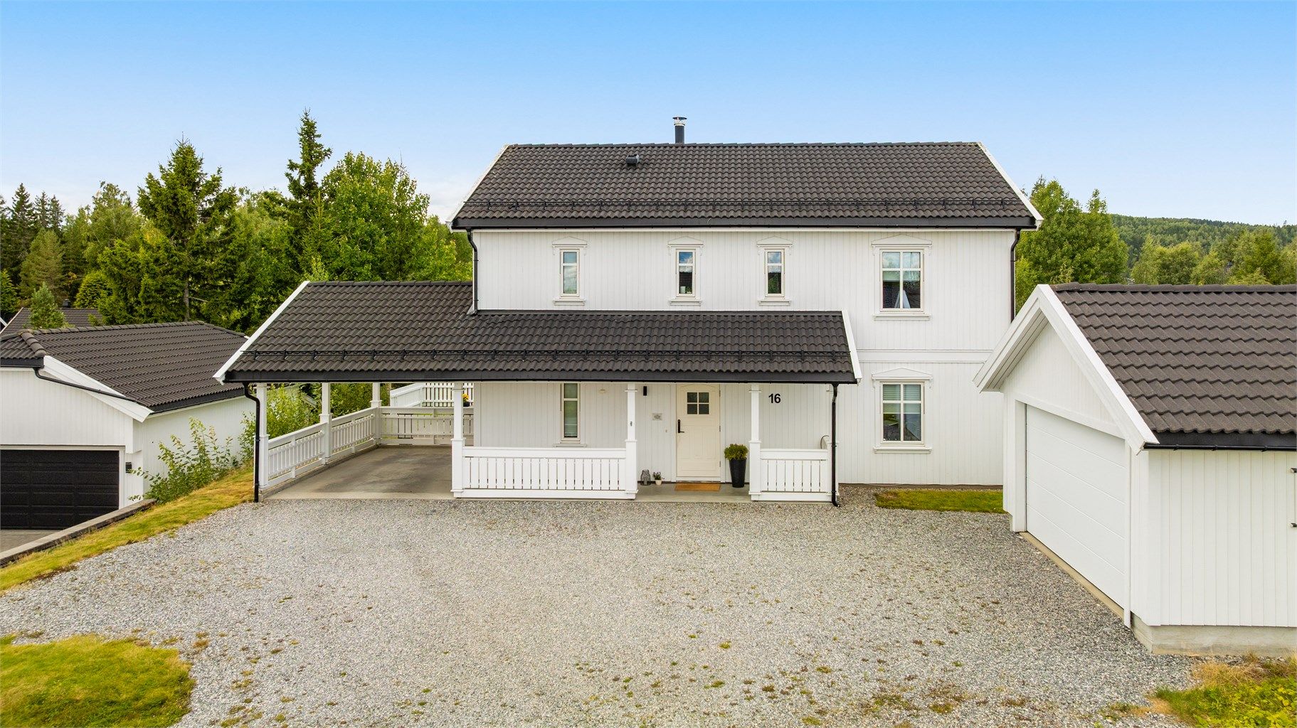 Parkering i carport, dobbeltgarasje og god plass på egen gårdsplass. 
