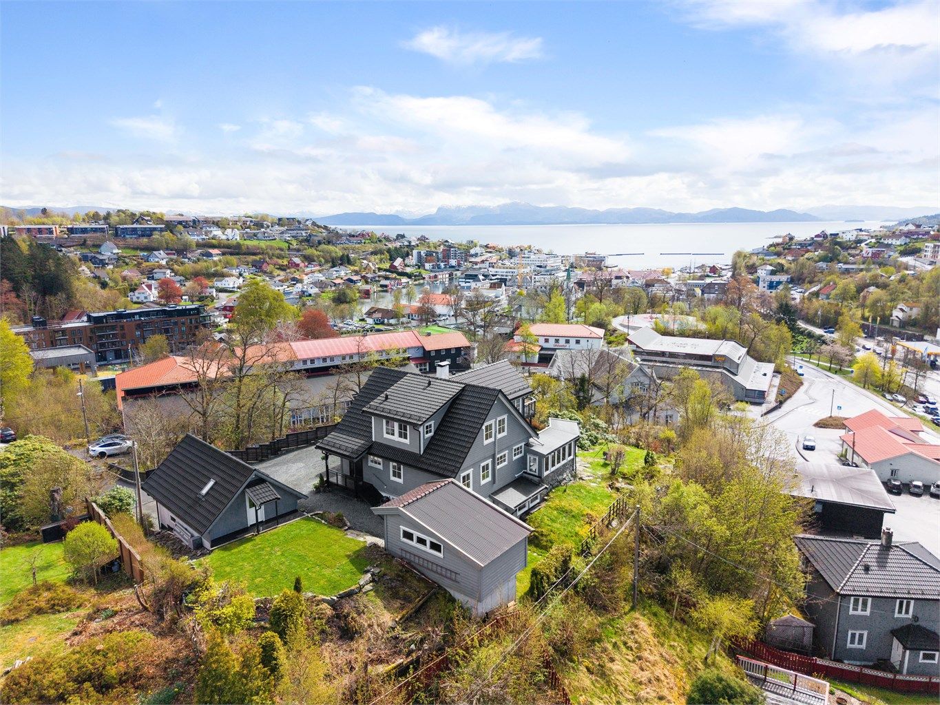 Os sentrum er et aktivt sentrum som byr på lokal handel, restauranter, flott havnepromenade og et mangfold av opplevelser ved Oseana Kunst- og Kultursenter.