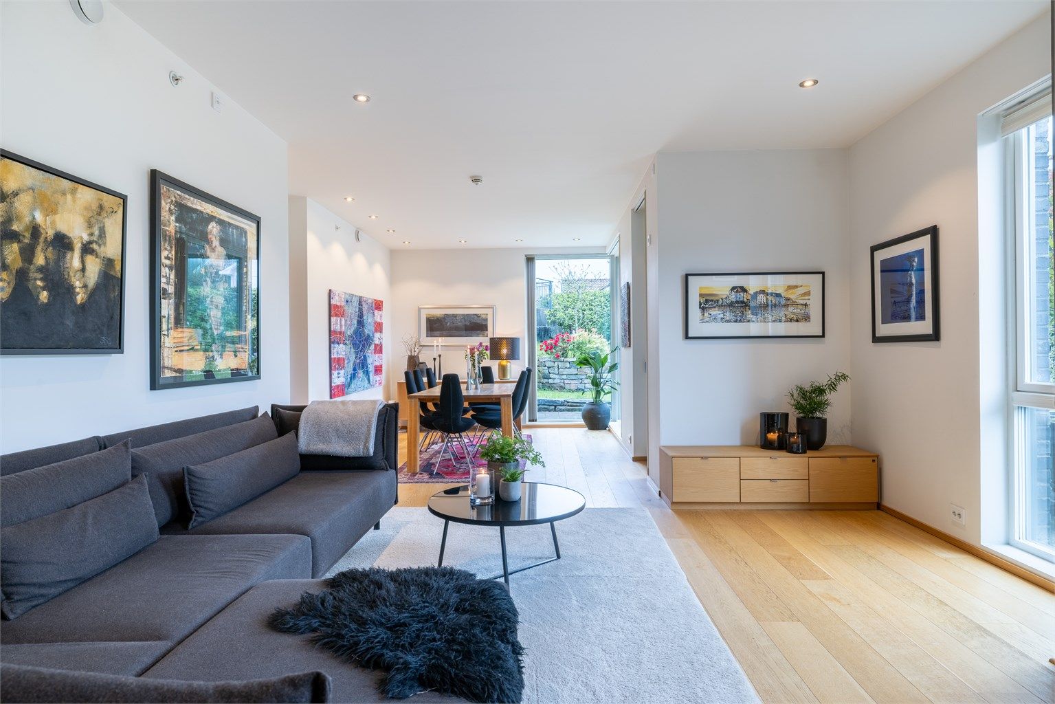 Fra kjøkken mot stue og spisestue. Utgang til terrasse og hage