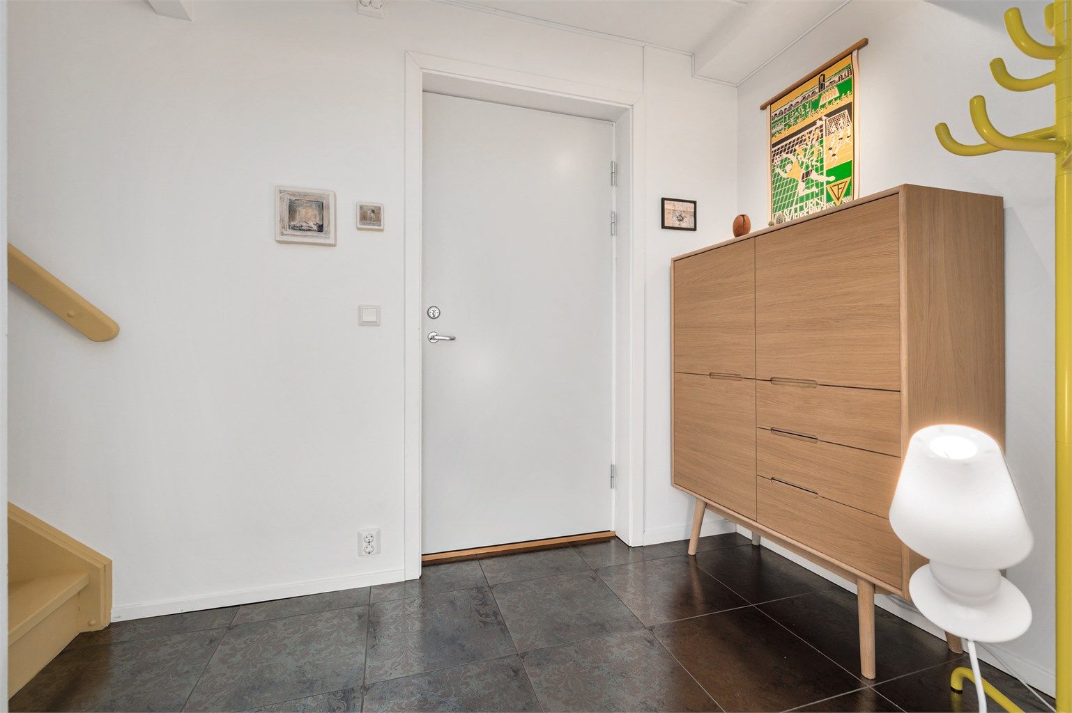 Romslig entré/gang med god plass til oppbevaringsmøbel etter eget ønske og behov