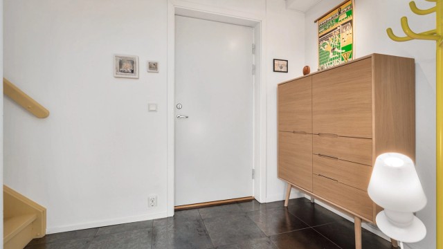 Romslig entré/gang med god plass til oppbevaringsmøbel etter eget ønske og behov