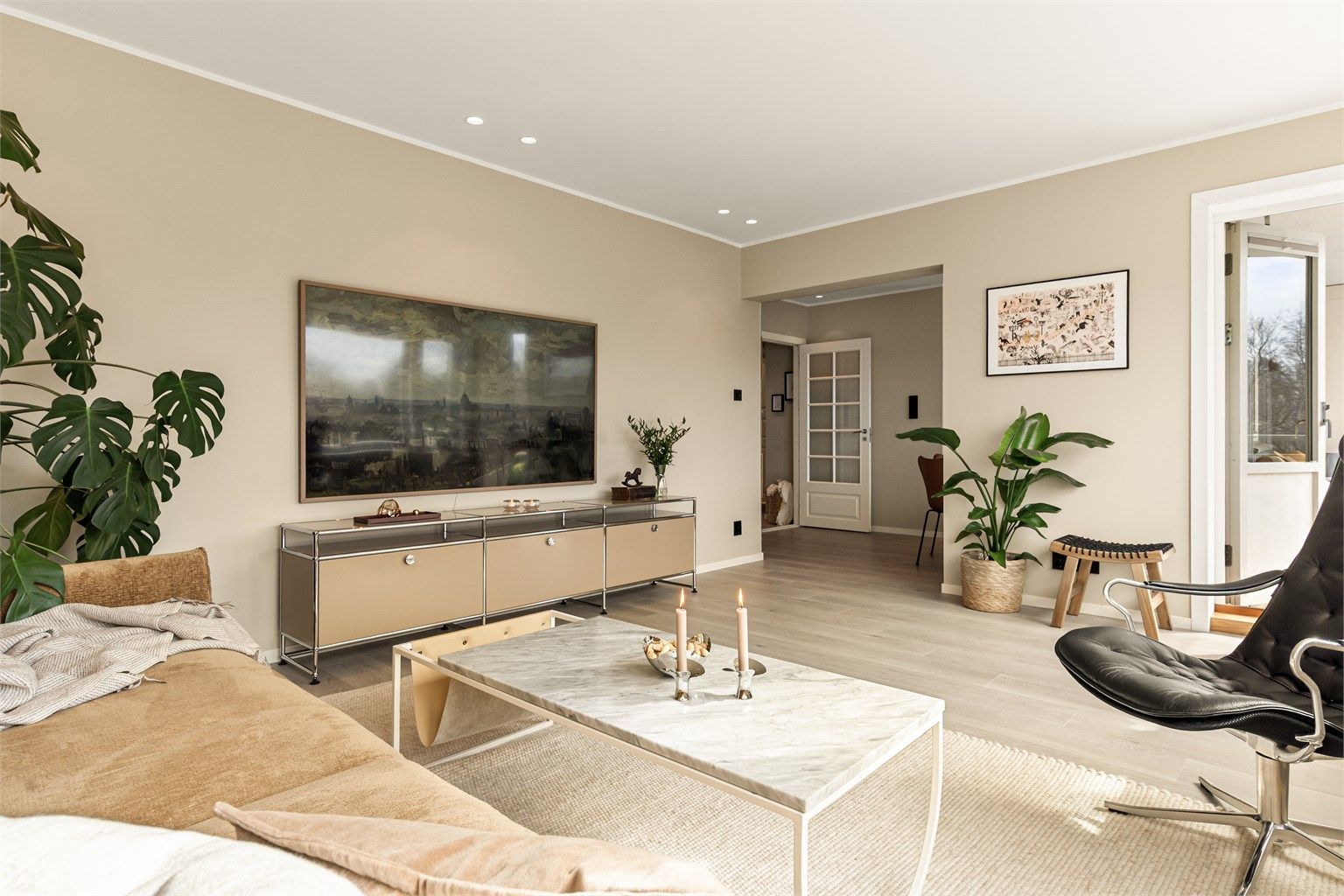 - Meget romslig stue med delvis åpen kjøkkenløsning -