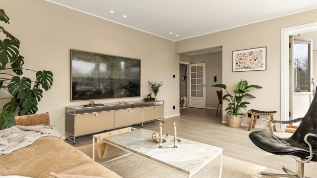 - Meget romslig stue med delvis åpen kjøkkenløsning -