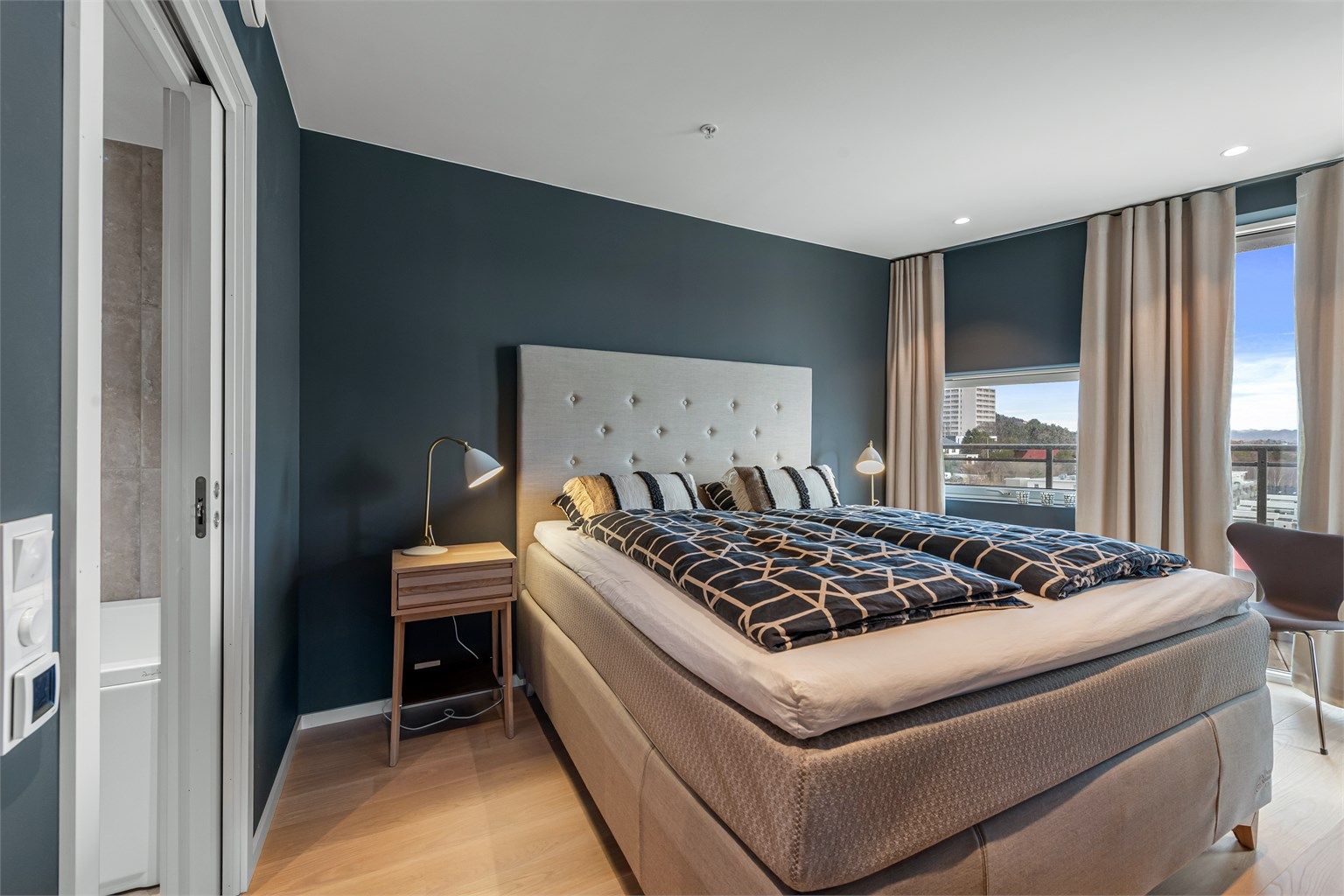 Hovedsoverom med eget bad og garderoberom