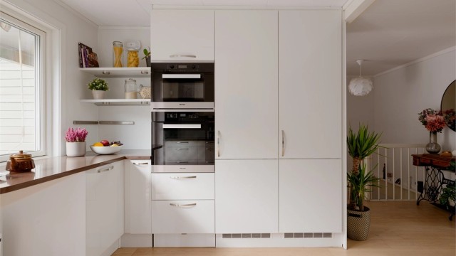 Kjøkkenet fra HTH er moderne og tidløst. Løsningen utnytter plassen optimalt med takhøye skap og generøs benkeflate - perfekt både for den dedikerte hobbykokken og for dem som setter pris på et sosialt og funksjonelt kjøkkenmiljø.