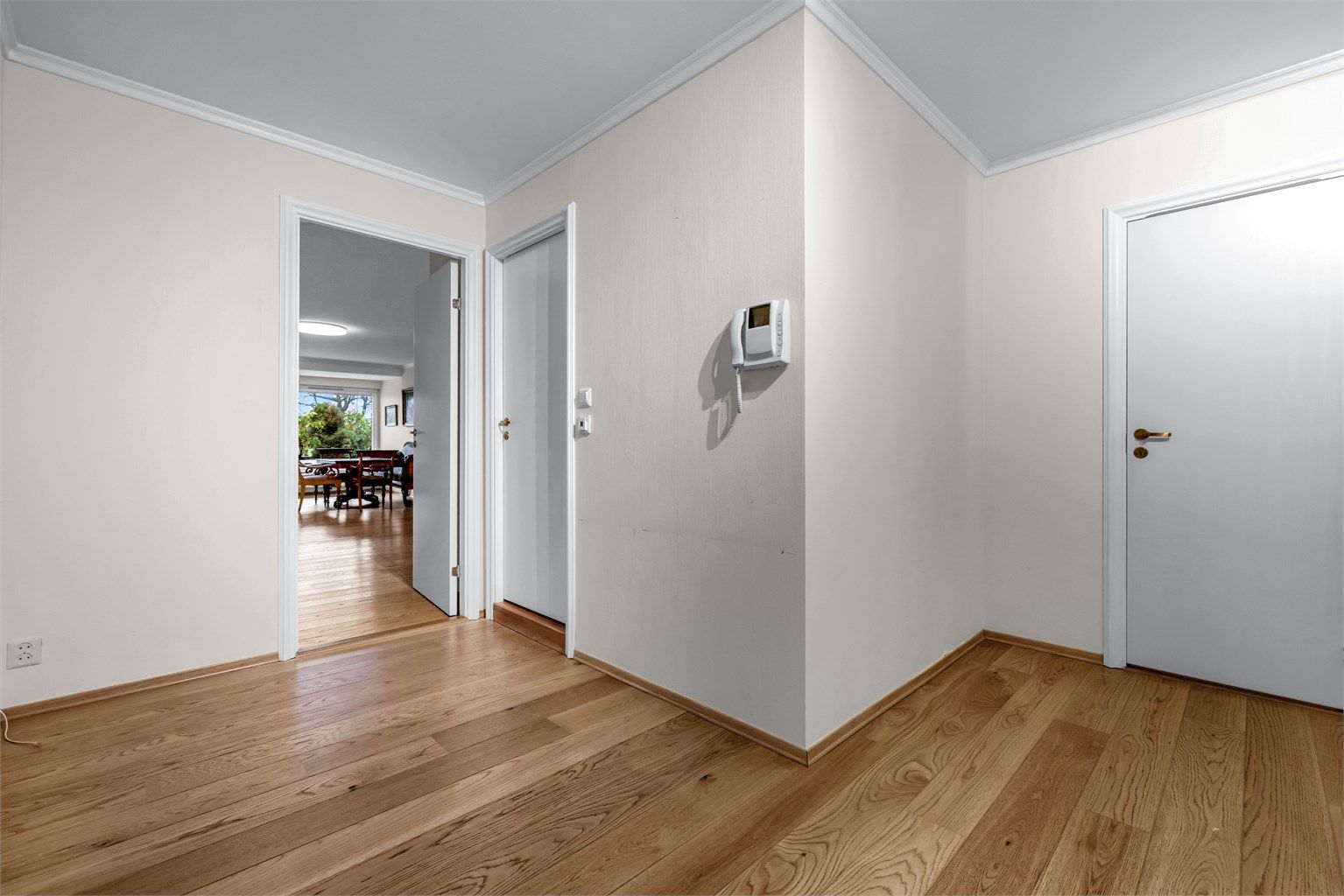 Romslig entré /hall som er med på å gi et godt førsteinntrykk av leiligheten. 