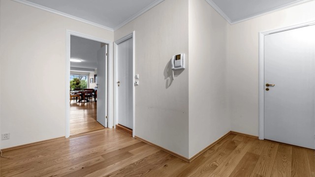 Romslig entré /hall som er med på å gi et godt førsteinntrykk av leiligheten.