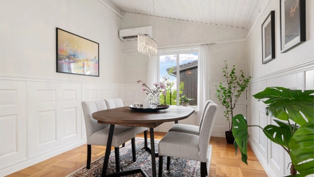 Spisestuen har malte brystningsplater på vegger som gir rommet særpreg