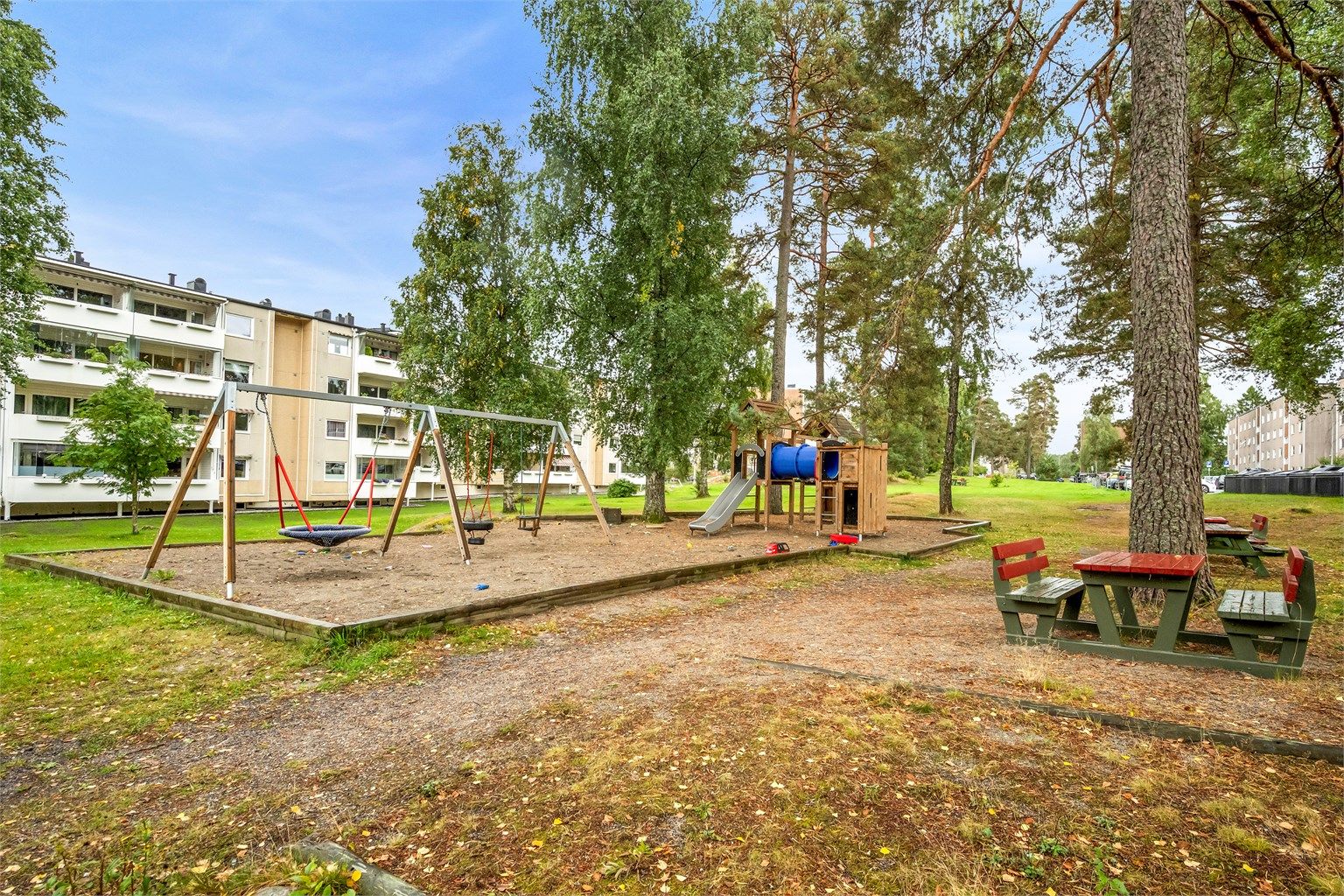 Borettslagets fellesområde , på folkemunne kalt "parken" med lekeplass og sittegrupper like utenfor blokka di.