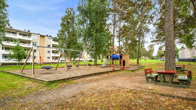 Borettslagets fellesområde , på folkemunne kalt "parken" med lekeplass og sittegrupper like utenfor blokka di.