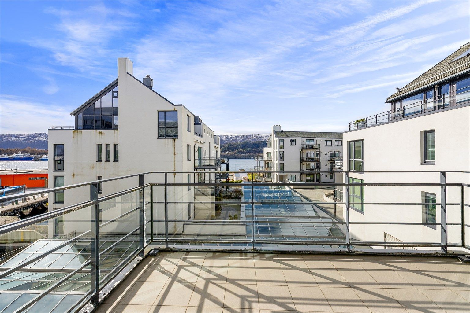 Herfra har man utsikt over sameiets fellesarealer og Aspevågen