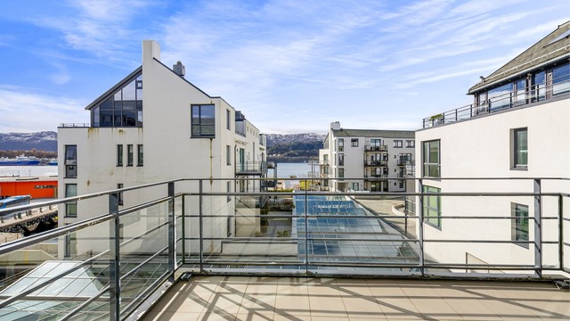 Herfra har man utsikt over sameiets fellesarealer og Aspevågen