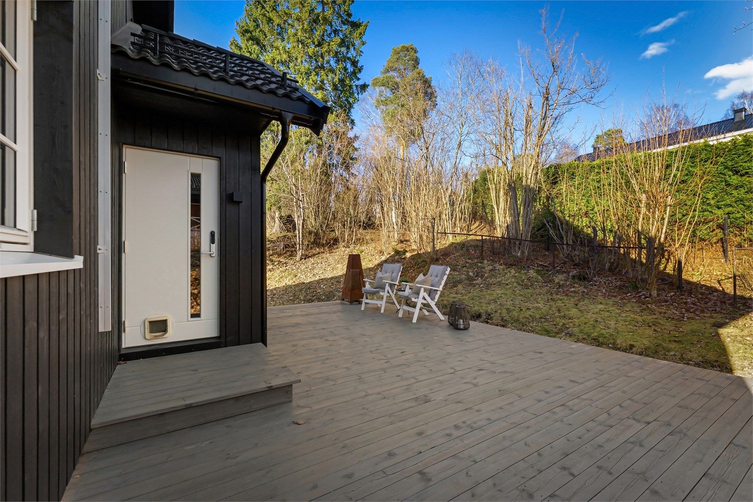 Usjenert østvendt markterrasse på ca. 42 kvm med sol om morgenen/formiddagen