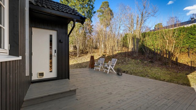 Usjenert østvendt markterrasse på ca. 42 kvm med sol om morgenen/formiddagen