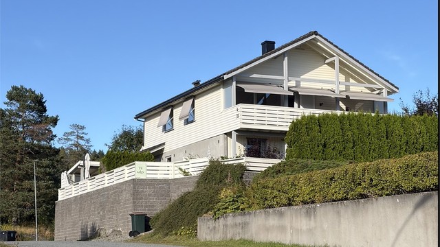 Velkommen til en høyt og frittliggende enebolig med suverene solforhold og flott utsikt!