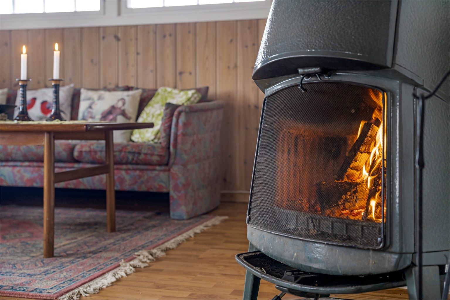Vedovnen er av eldre årgang, men likevel atmosfærefremmende i stuen. Hytta varmes ellers opp med hjelp av elektrisitet.