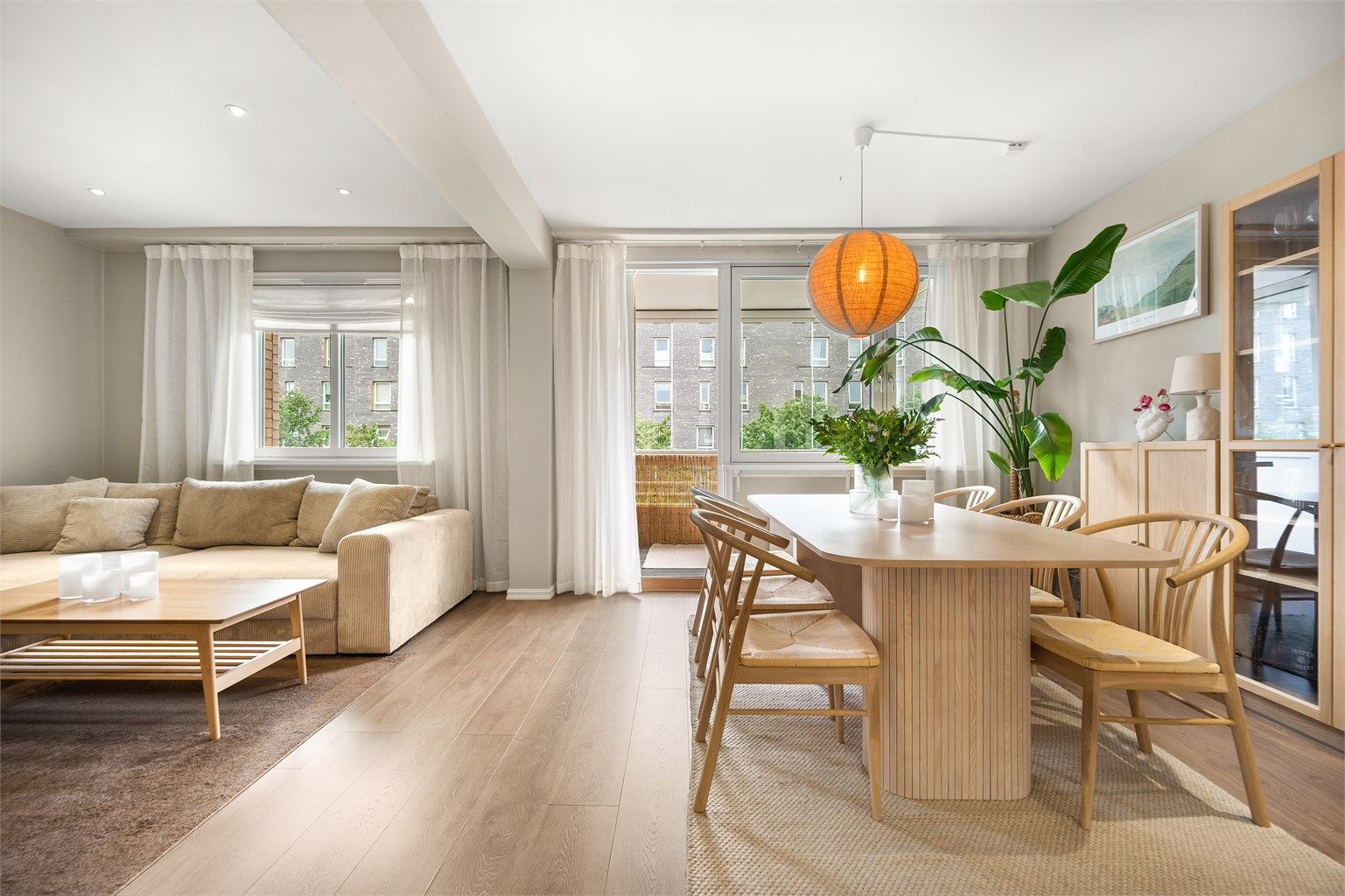 Stuen er av god størrelse og kan enkelt innredes etter eget ønske og behov.