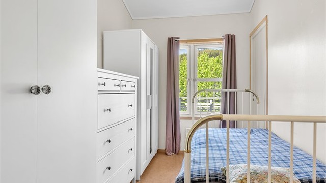 Soverom med plass til seng og garderobeløsninger. Alle møbler i leiligheten medfølger.